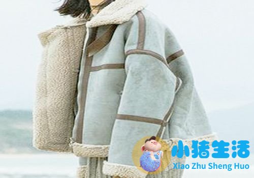 高领打底衫加短款皮外套