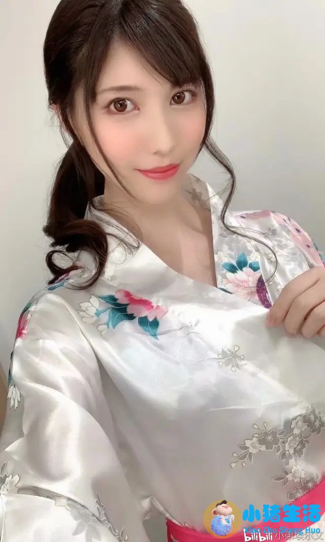 【新人点评】肤白貌美，全情投入工作的