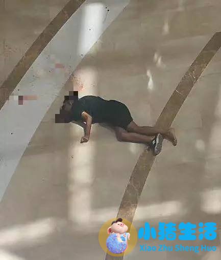 成都某商场停车场一人坠楼身亡