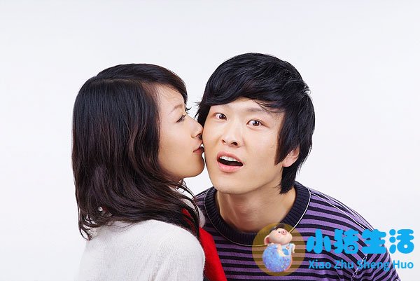 追求的女孩主动亲我