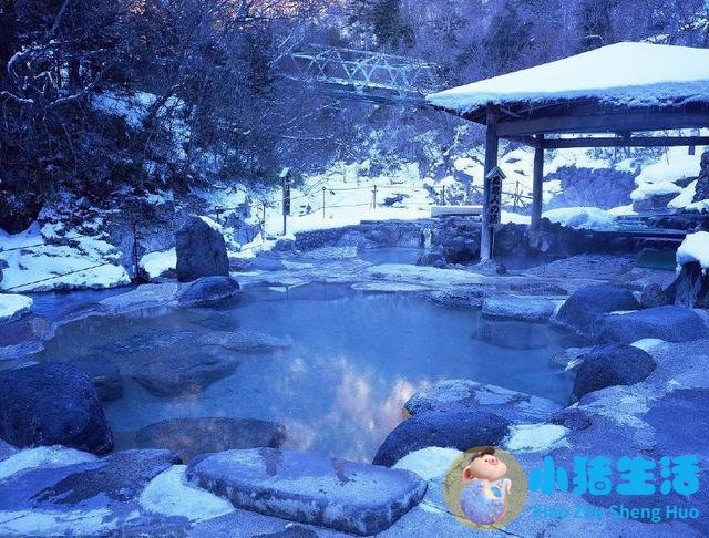 东北这个温泉被称为“神水”，可以煮鸡蛋也可治病，四周白雪皑皑
