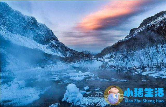 东北这个温泉被称为“神水”，可以煮鸡蛋也可治病，四周白雪皑皑