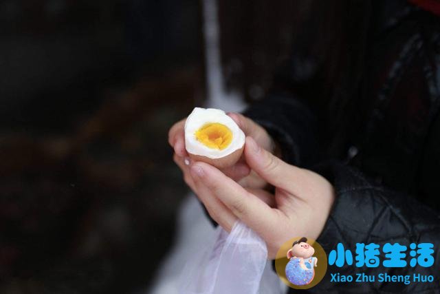 东北这个温泉被称为“神水”，可以煮鸡蛋也可治病，四周白雪皑皑