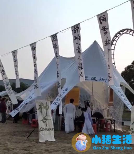 路人吐槽跨年活动布置像“灵堂”