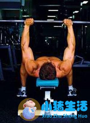 国外男性流行胸部整形 只为效仿贝克汉姆 