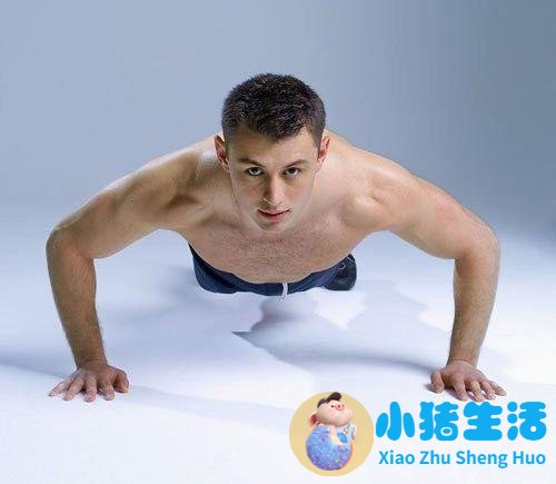 国外男性流行胸部整形 只为效仿贝克汉姆 