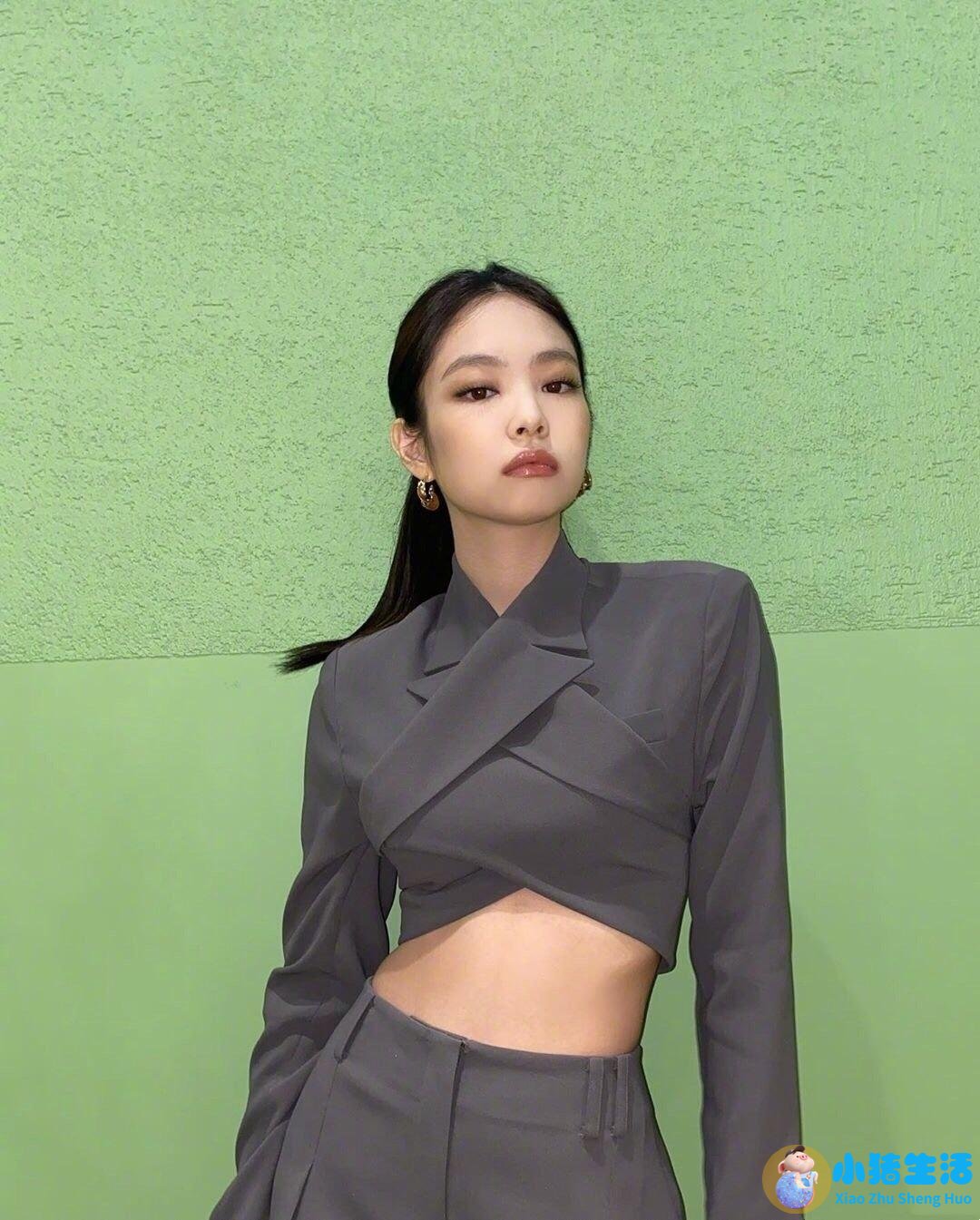 “千面美少女”Jennie，一身露背西装造型