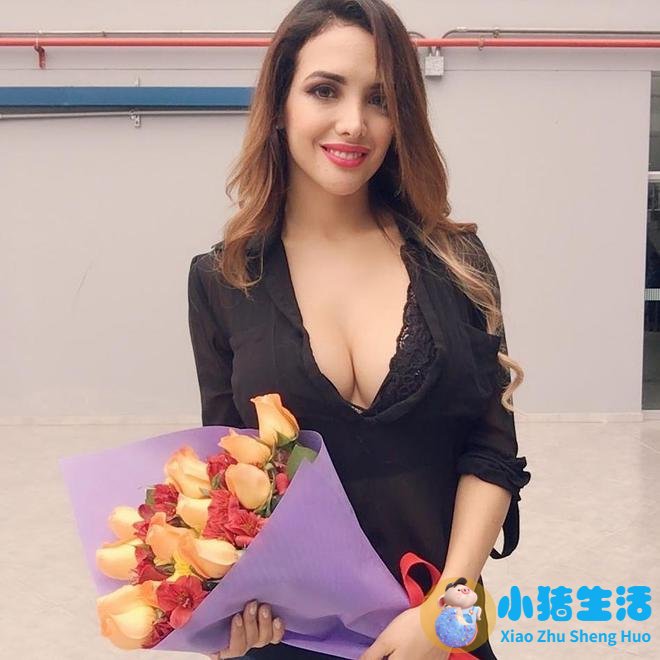 激情庆祝！女球迷当众脱光色诱猛男任由抚摸