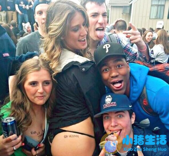 激情庆祝！女球迷当众脱光色诱猛男任由抚摸