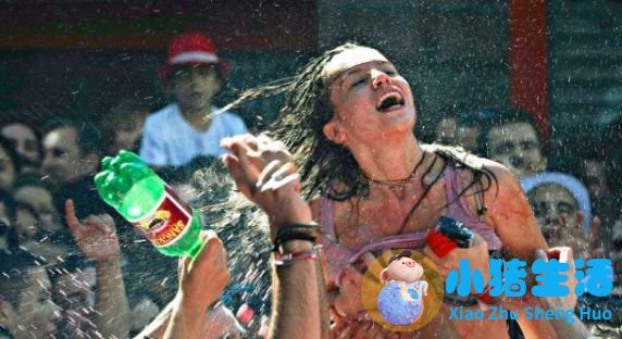 激情庆祝！女球迷当众脱光色诱猛男任由抚摸