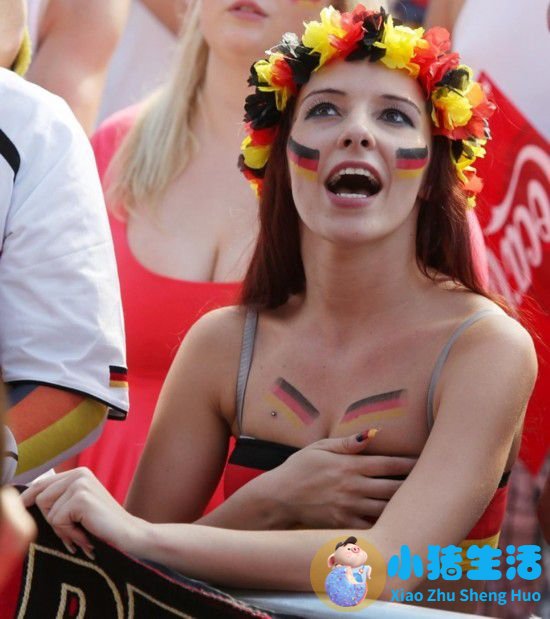激情庆祝！女球迷当众脱光色诱猛男任由抚摸