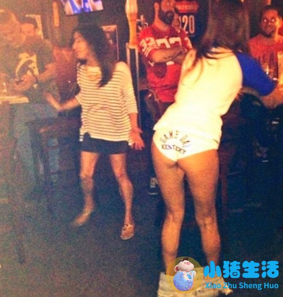 激情庆祝！女球迷当众脱光色诱猛男任由抚摸