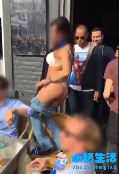 激情庆祝！女球迷当众脱光色诱猛男任由抚摸