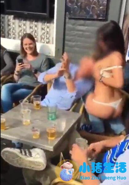 激情庆祝！女球迷当众脱光色诱猛男任由抚摸