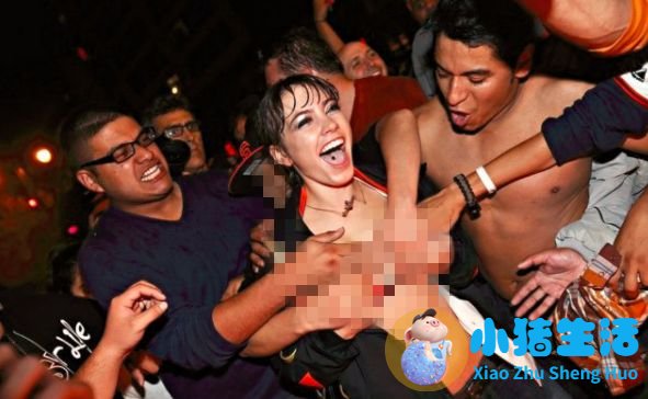 激情庆祝！女球迷当众脱光色诱猛男任由抚摸