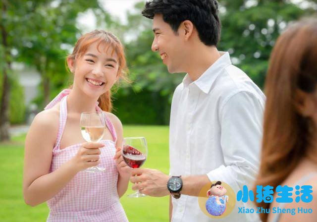 魅力美女亲男人