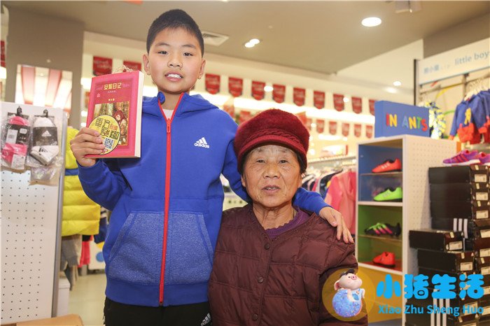 C:\fakepath\找到书后,这名六年级小朋友兴奋地跟姥姥来了一张合影.JPG