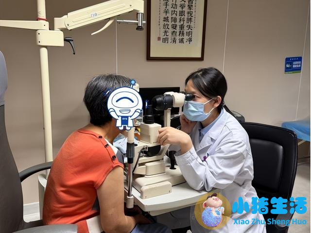 （刘阿姨在进行眼部检查）