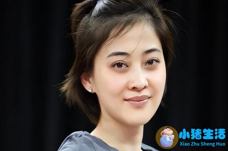 50岁梅婷现身河南，换了羊毛卷新发型面