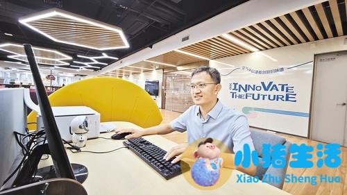 9月2日，雄安新区中关村科技园雨林空间OPC社区内，河北雄安极栈信息科技有限公司负责人毛亮，正在为公司开发的跑步应用“跑栈”进行数据测试。本报记者 曹铮摄