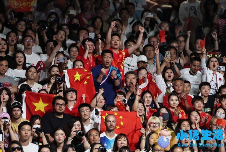 接力夺冠姑娘们把国旗叠得方方正正