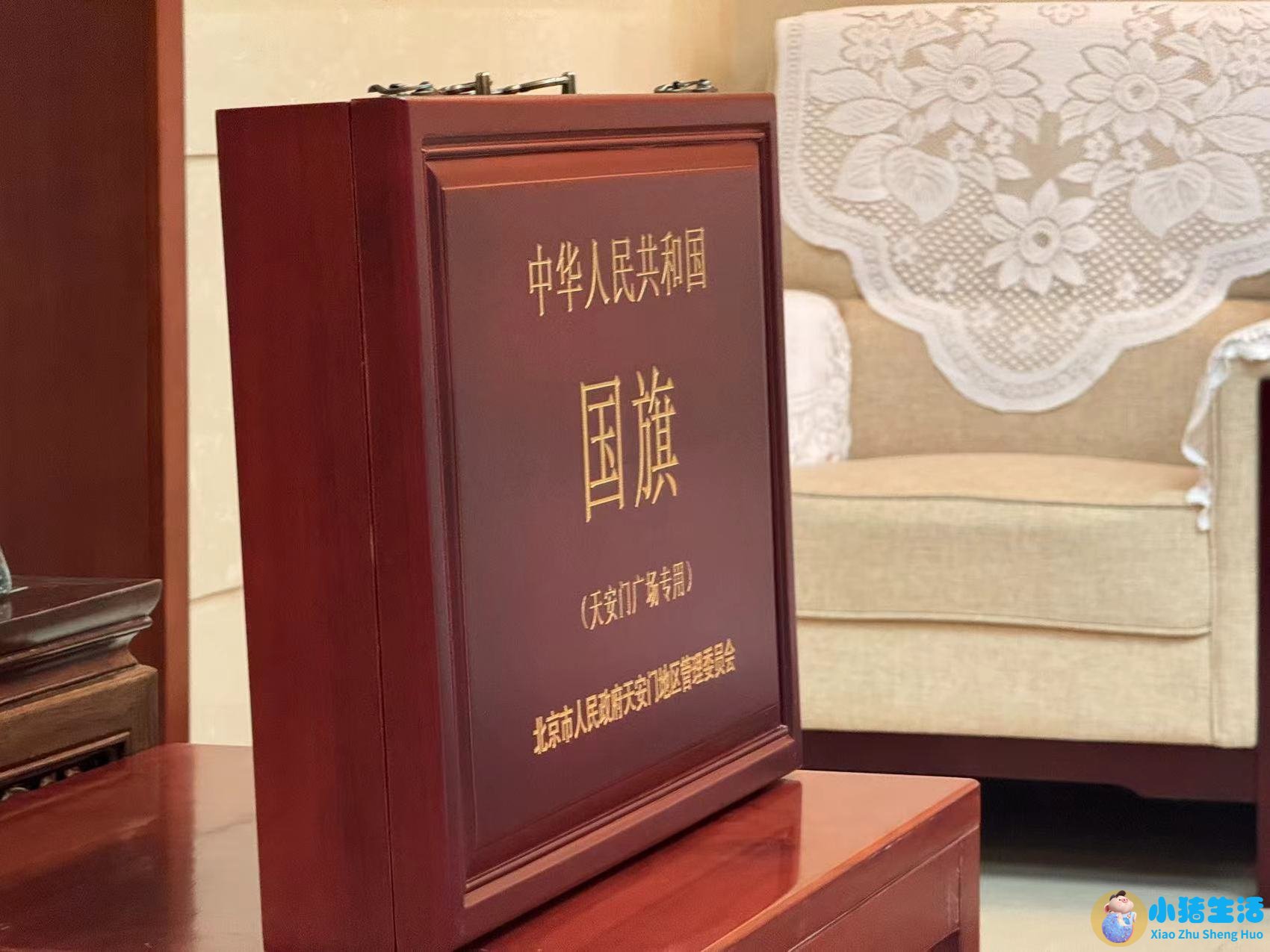 接力夺冠姑娘们把国旗叠得方方正正