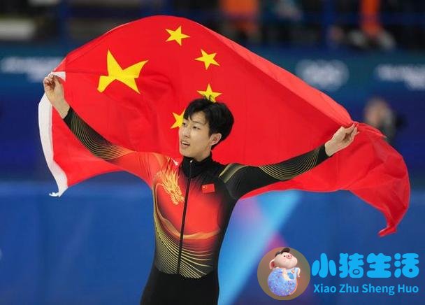 接力夺冠姑娘们把国旗叠得方方正正