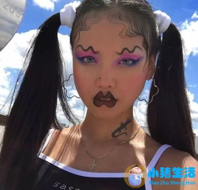 女子奇特纹眉爆红