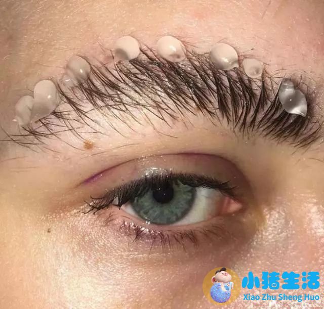 女子奇特纹眉爆红