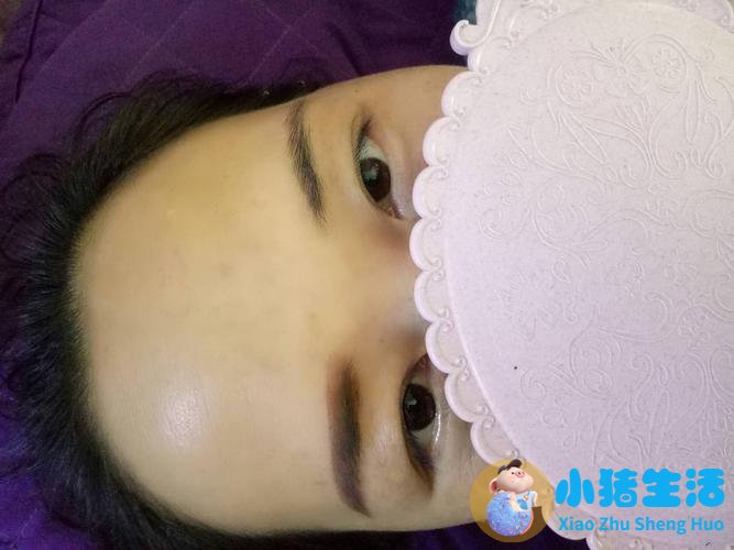 女子奇特纹眉爆红