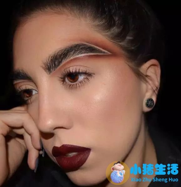 女子奇特纹眉爆红
