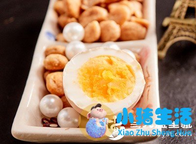 正确的做法是，把糙米作为主食的一种，搭配大量蔬菜、适量优质蛋白，比如鸡蛋、瘦肉、鱼虾等，再加上少量健康脂肪，这样的饮食结构才更利于减脂