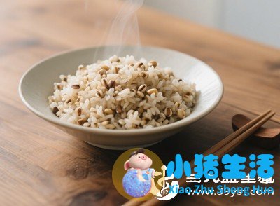 糙米中含有较多的钾和磷，肾功能不佳的人排泄这些物质的能力较弱，过多食用可能会加重肾脏负担，影响身体健康